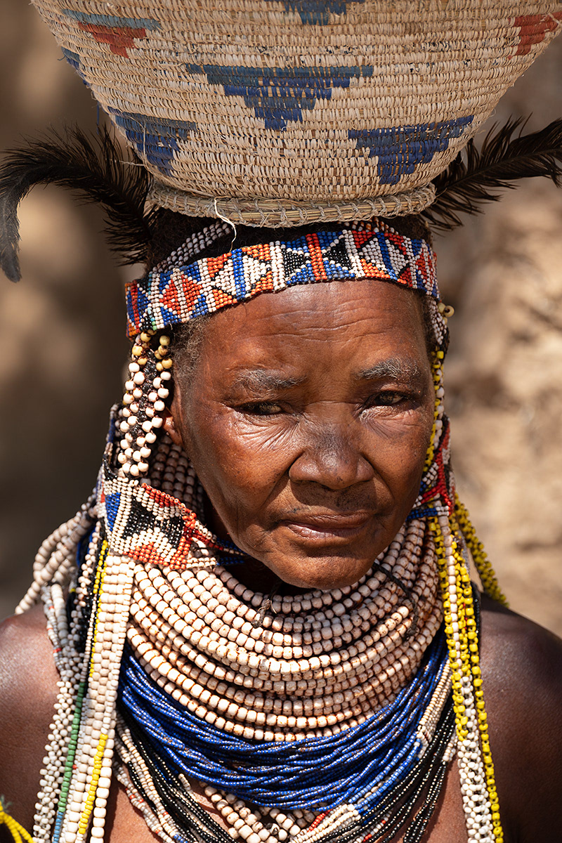 Persona en puente de madera con torre histórica