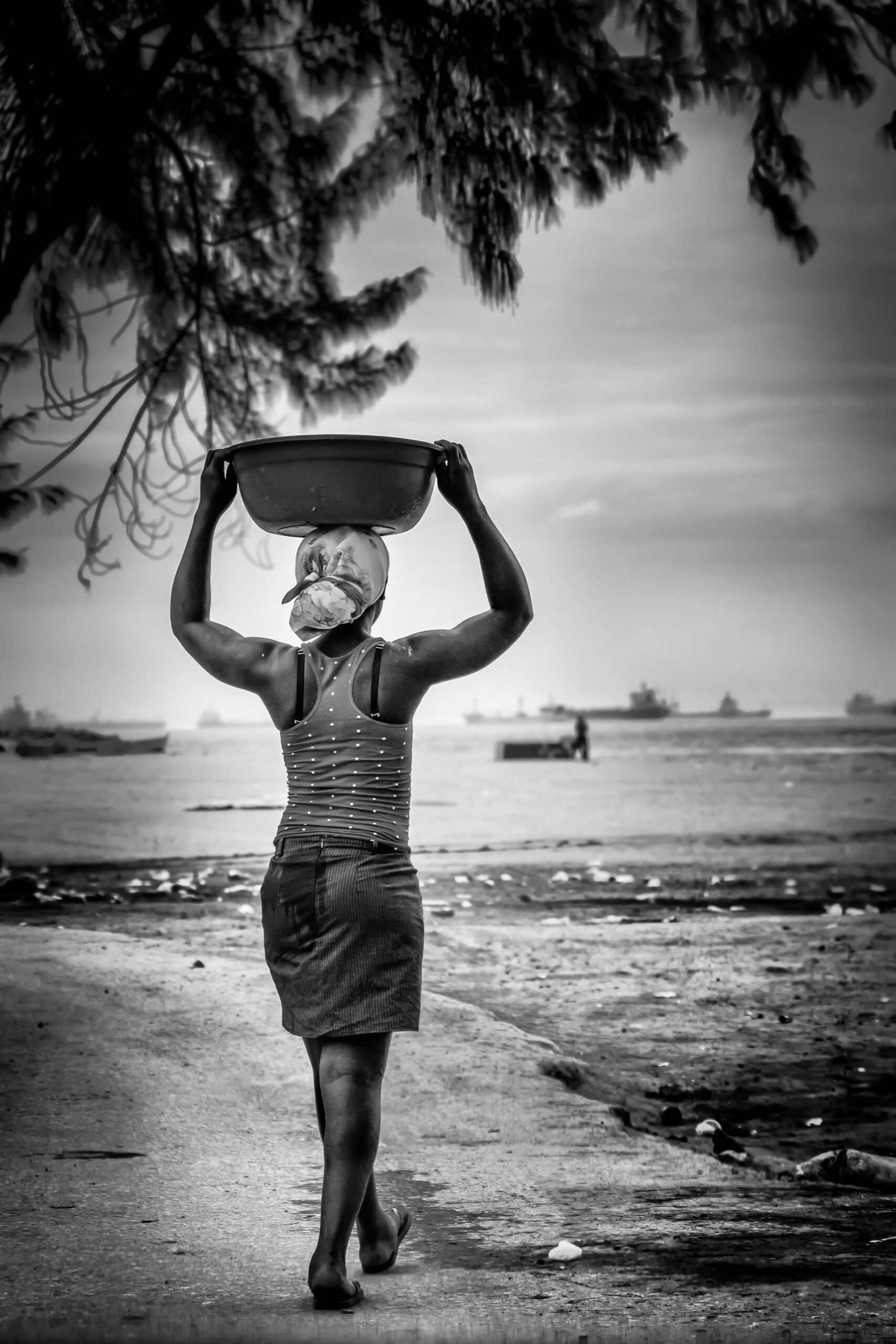 Persona en puente de madera con torre histórica