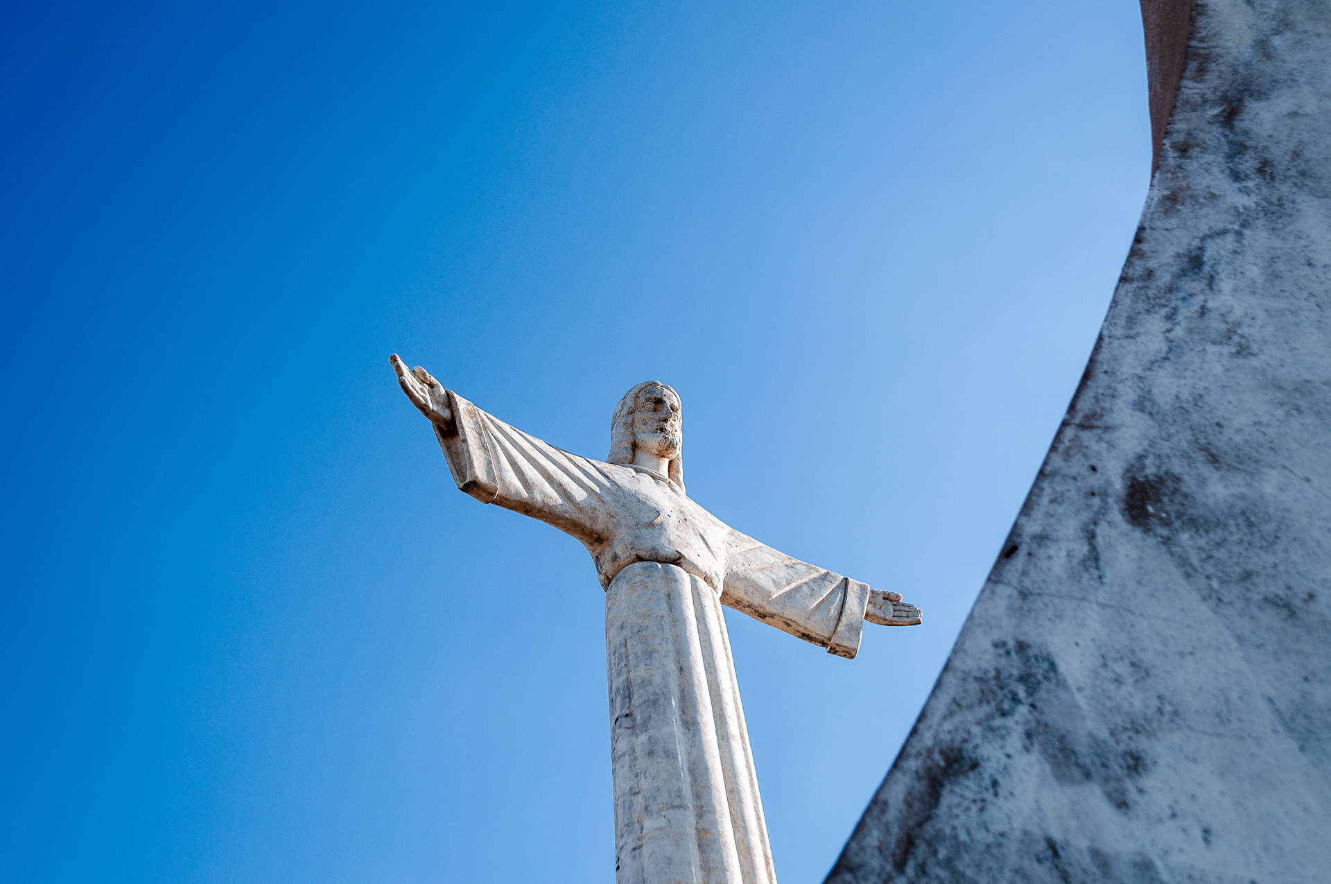 Pareja caminando por arco de piedra