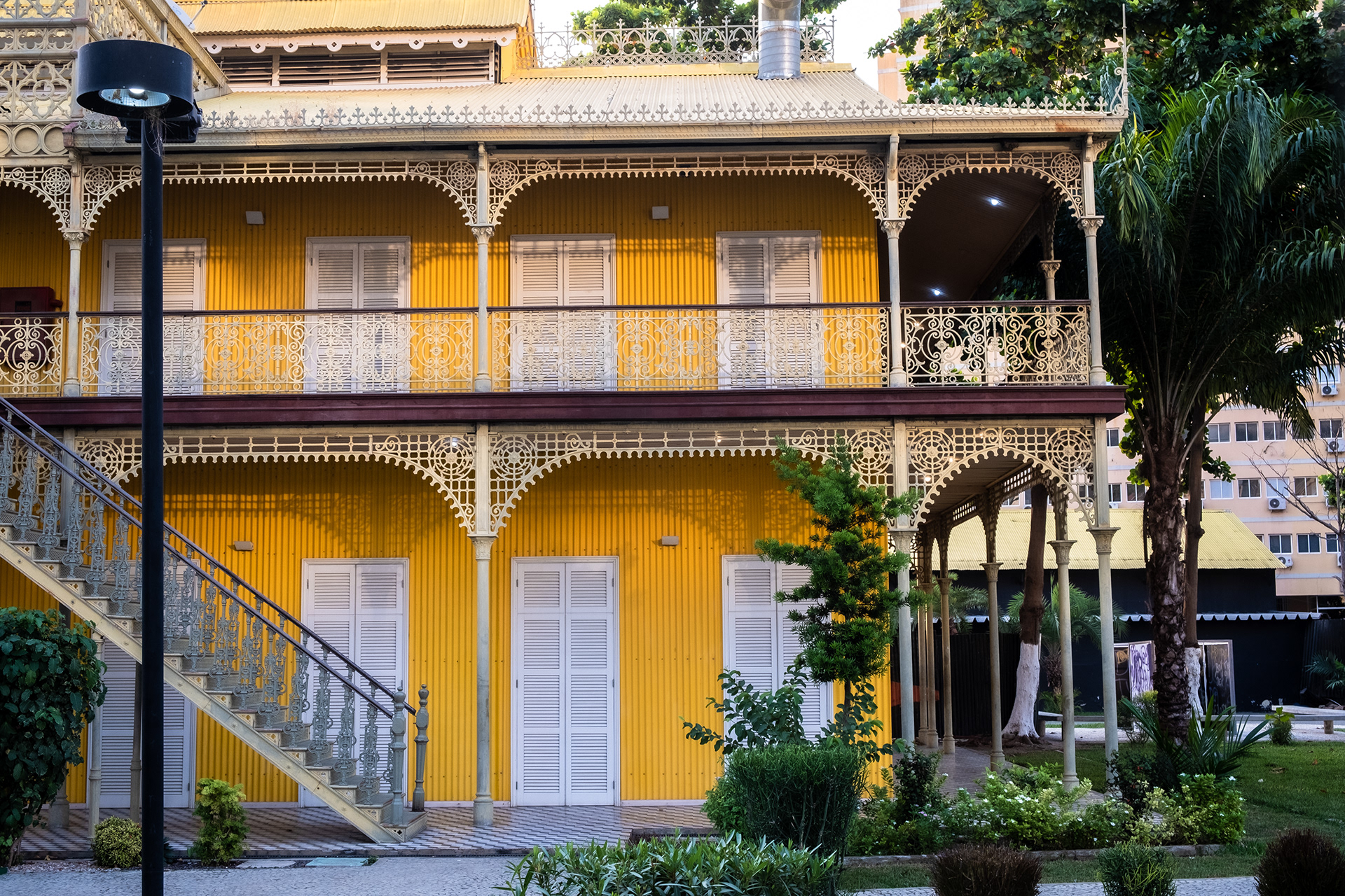 Pareja caminando por arco de piedra