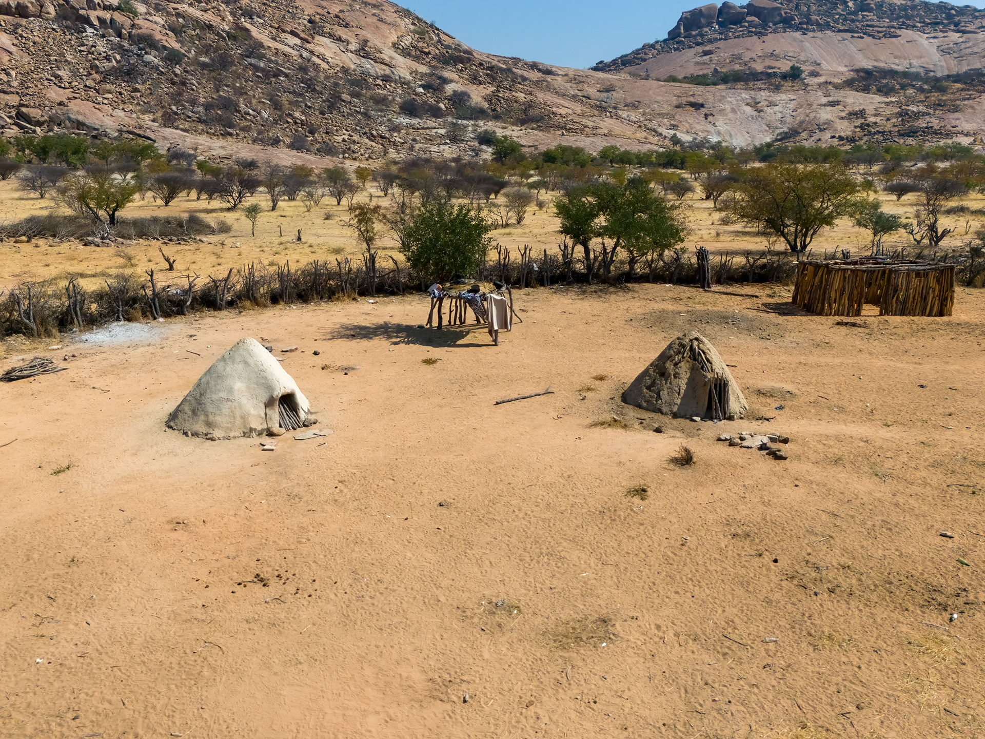 Persona en puente de madera con torre histórica