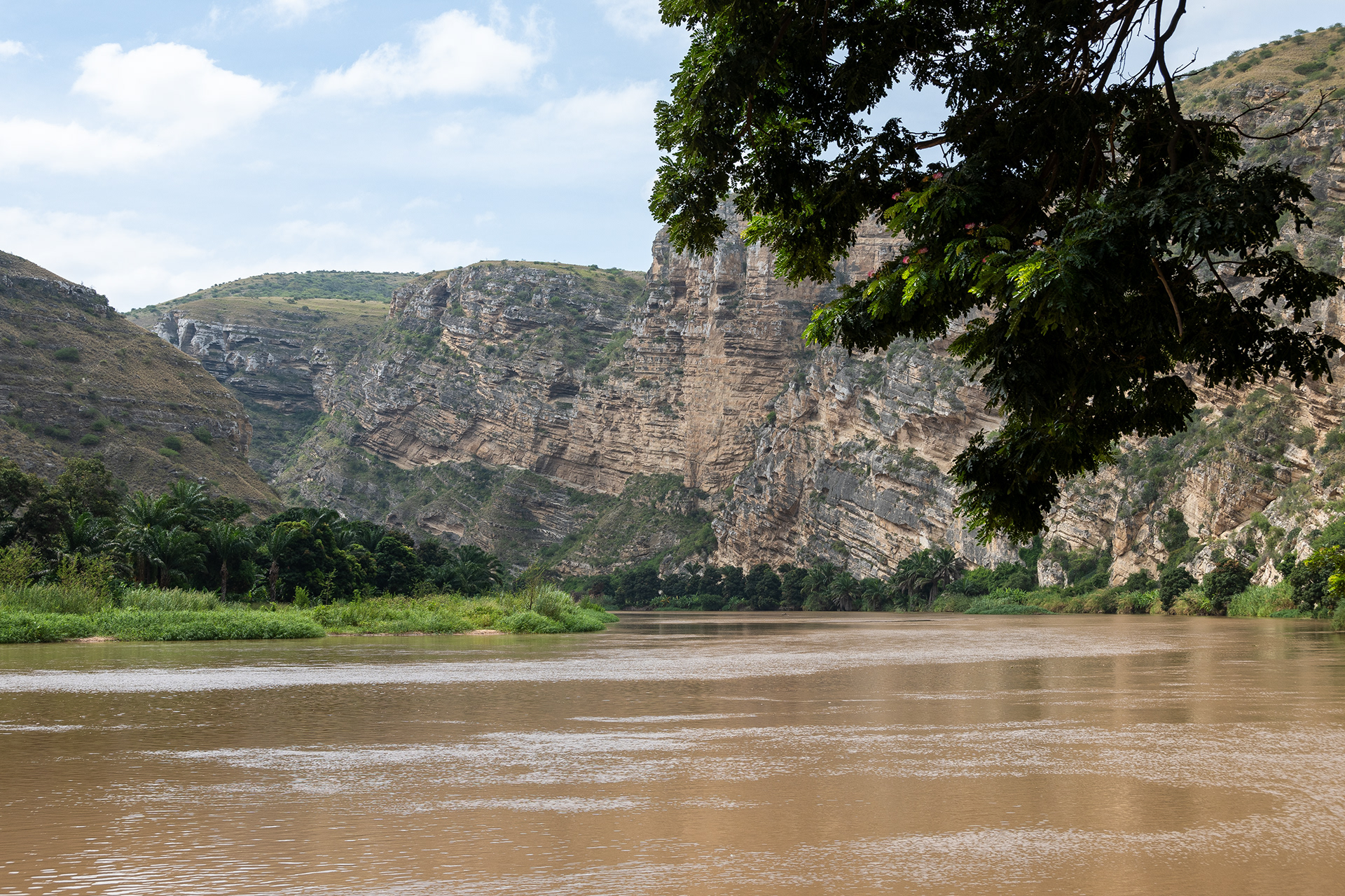 Persona en puente de madera con torre histórica