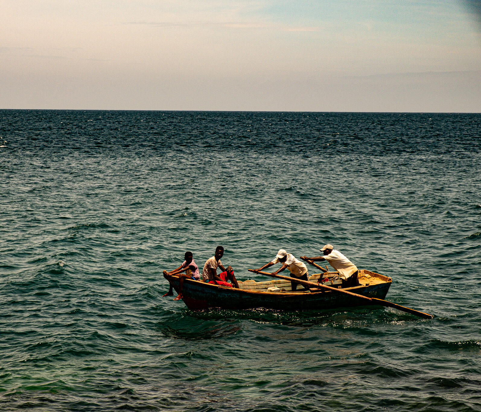 Pareja caminando por arco de piedra